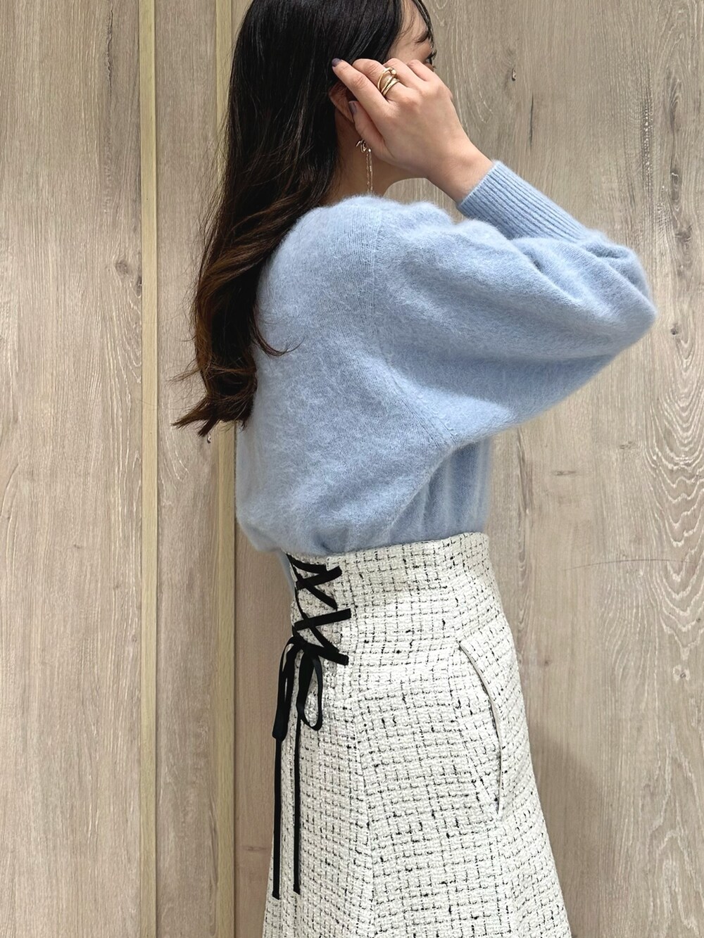 ホワイト系のスカート、ブルー系のカーディガン/ボレロ、ブラウン系のブーツを着用したレディースの秋コーディネートの7枚目の写真