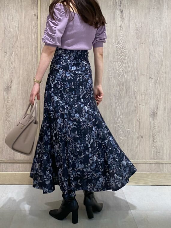 ベージュ系のキャミソール、ブラック系のブーツ、ブルー系のスカートを着用したレディースの夏コーディネートの3枚目の写真