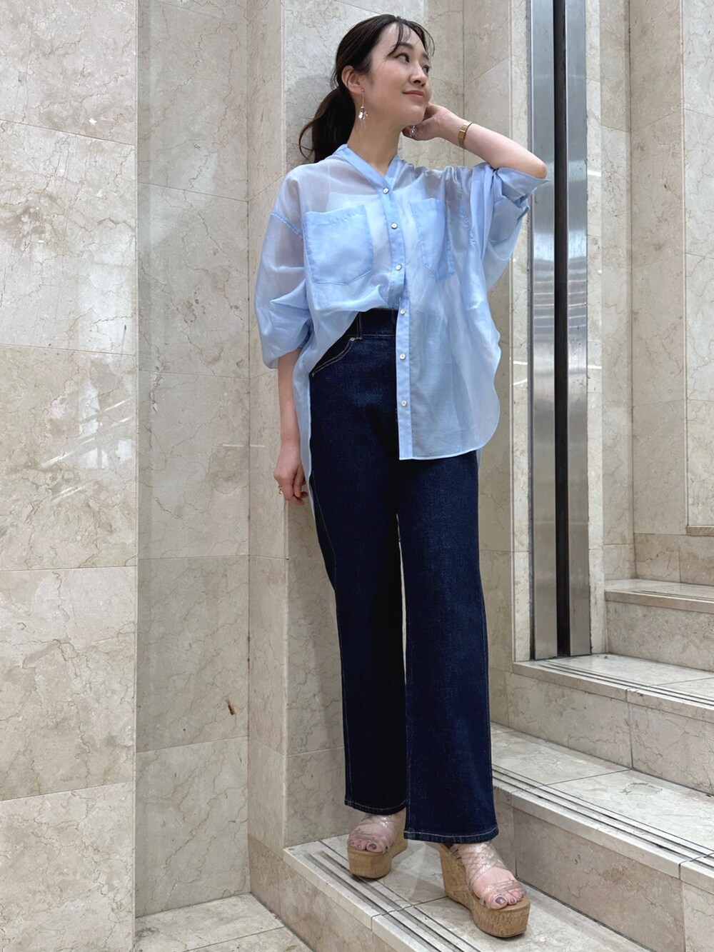 ブルー系のデニムパンツ、その他のサンダル、ホワイト系のキャミソールを着用したレディースの春コーディネートの2枚目の写真