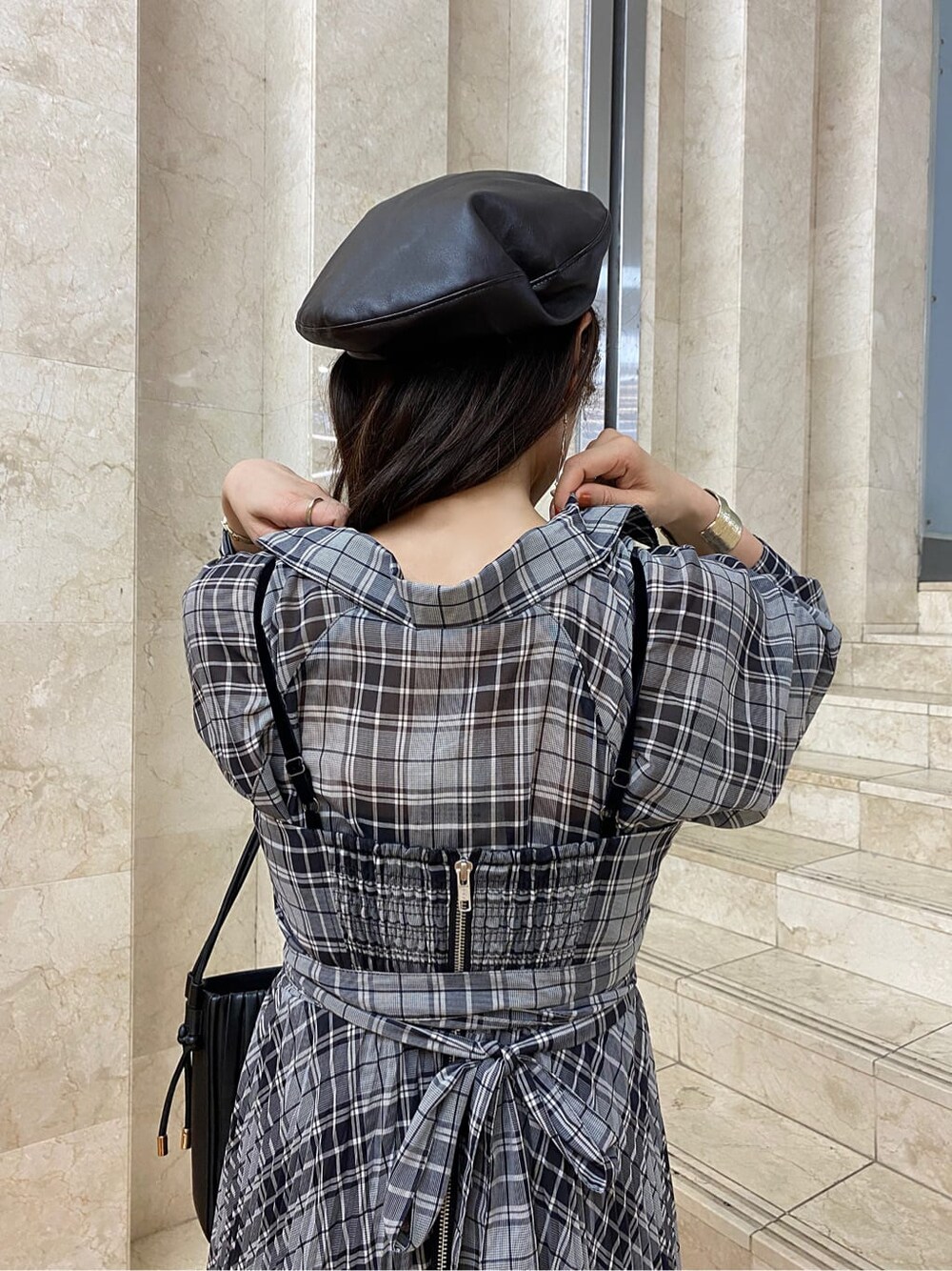 ブラック系のワンピース、ブラウン系のその他シューズ、ブラック系のシャツ/ブラウスを着用したレディースの夏コーディネートの10枚目の写真