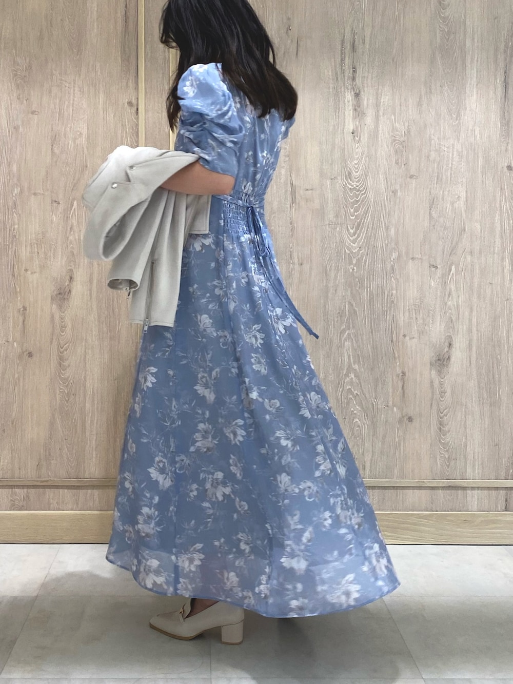 ブルー系のワンピース、ピンク系のライダースジャケット、ホワイト系のローファーを着用したレディースの冬コーディネートの3枚目の写真