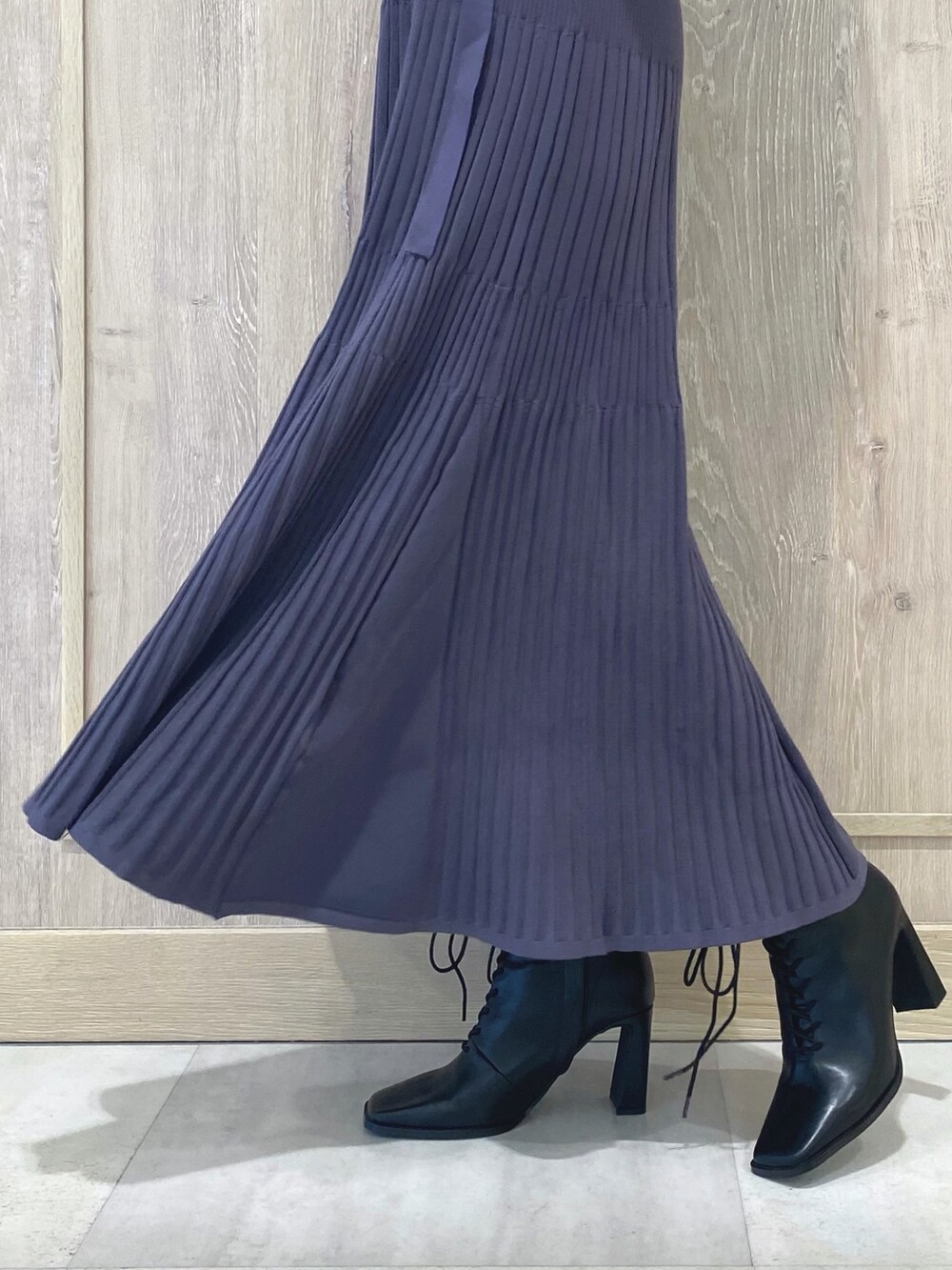 ブルー系のワンピース、ブルー系のワンピース、ブラック系のブーツを着用したレディースの冬コーディネートの10枚目の写真