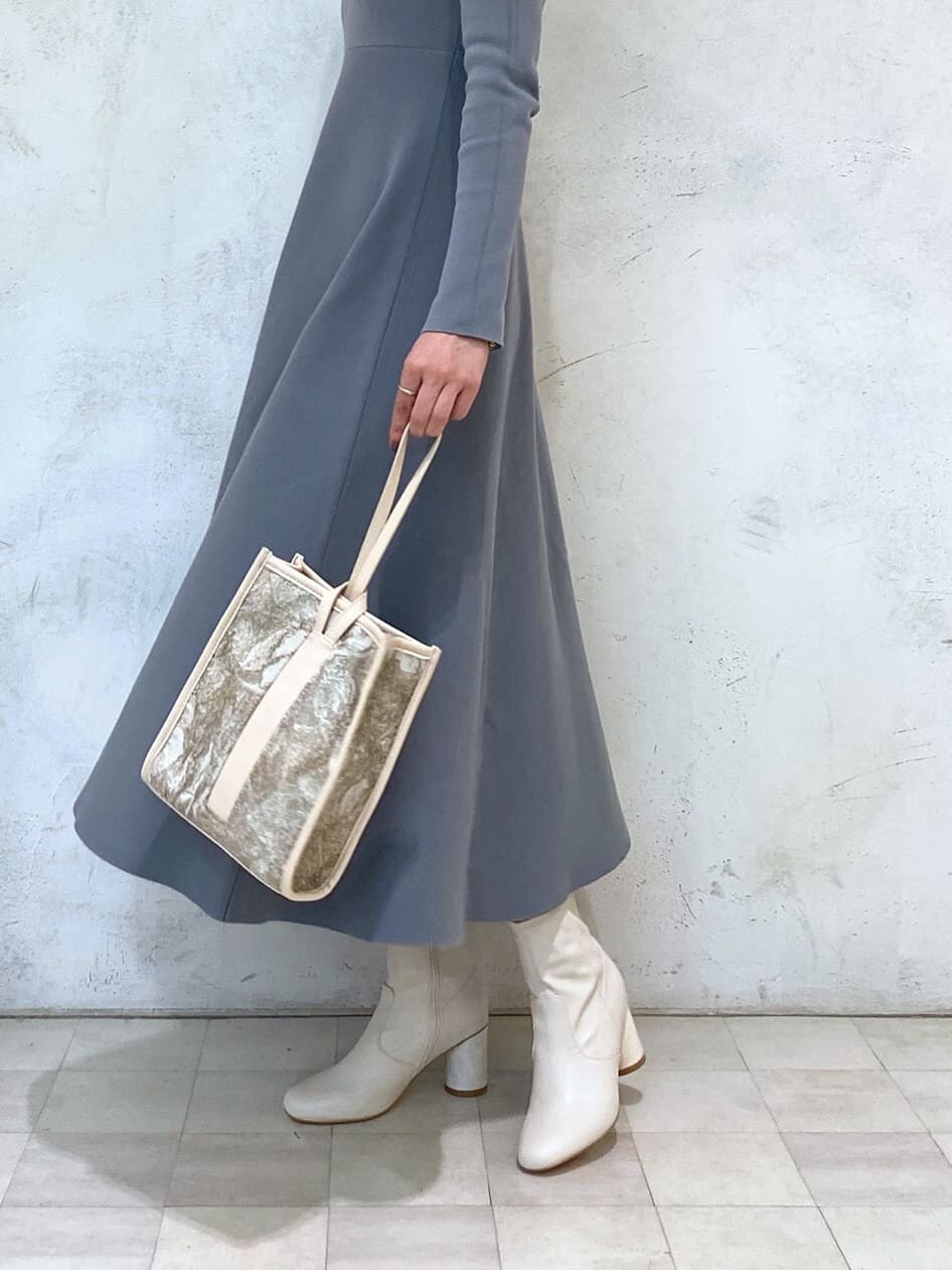 ホワイト系のその他シューズ、ベージュ系のハンドバッグ、ブルー系のワンピースを着用したレディースの秋コーディネートの6枚目の写真