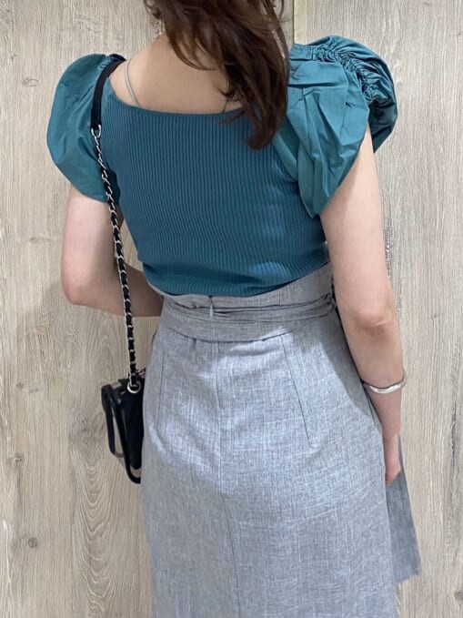 その他のサンダル、ブラック系のショルダーバッグ、ベージュ系のキャミソールを着用したレディースの夏コーディネートの8枚目の写真