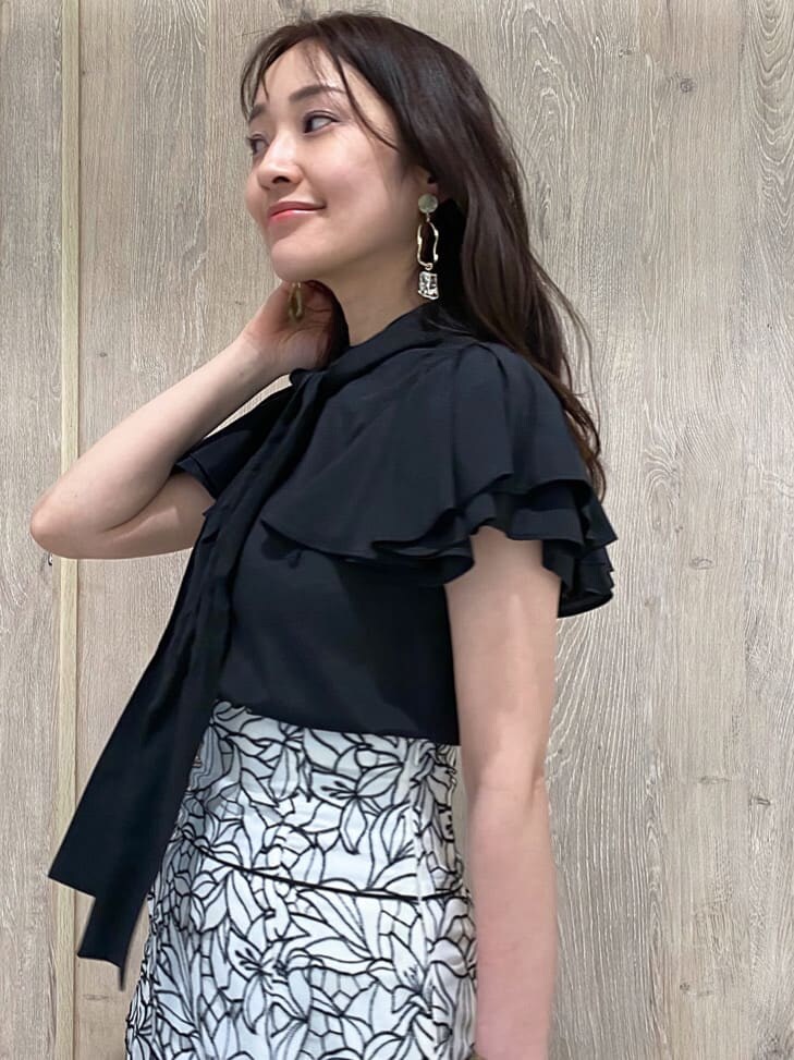 ブラック系のTシャツ/カットソー、ブラウン系のパンプス、ホワイト系のハンドバッグを着用したレディースの春コーディネートの7枚目の写真