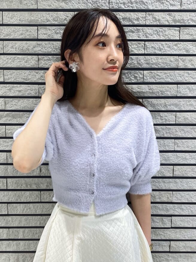 ホワイト系のスカート、ホワイト系のブーツ、グレー系のカーディガン/ボレロを着用したレディースの夏コーディネートの4枚目の写真