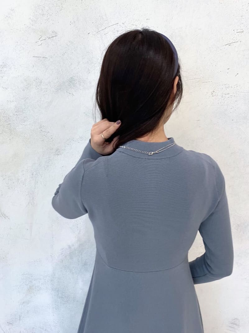 ホワイト系のその他シューズ、ベージュ系のハンドバッグ、ブルー系のワンピースを着用したレディースの秋コーディネートの10枚目の写真