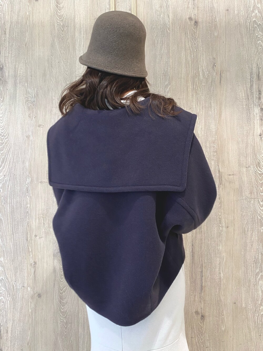 ベージュ系のブーツ、パープル系のその他アウター、ホワイト系のキャミソールを着用したレディースの冬コーディネートの9枚目の写真