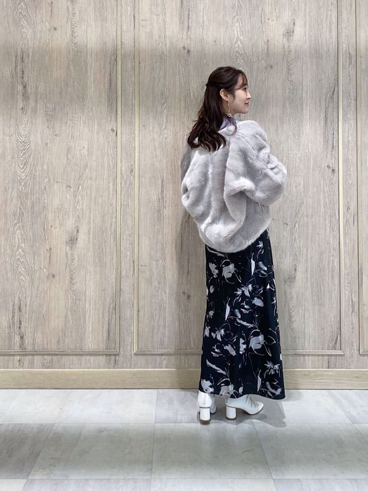 グレー系のその他アウター、パープル系のニット/セーター、ブラック系のスカートを着用したレディースの秋コーディネートの3枚目の写真