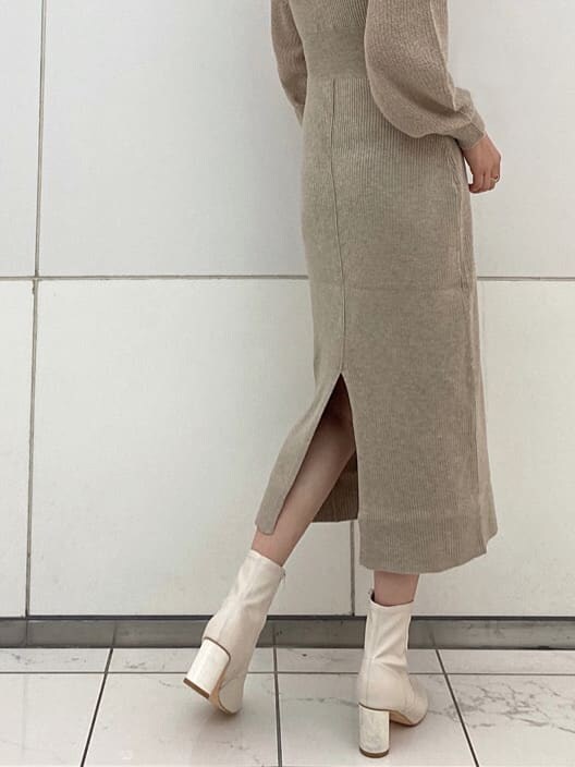 ベージュ系のワンピース、ホワイト系のその他シューズ、ホワイト系のTシャツ/カットソーを着用したレディースの秋コーディネートの8枚目の写真