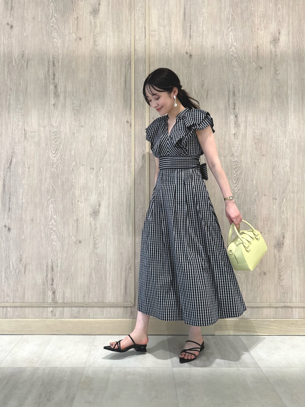 ブラック系のサンダル、その他のワンピース、ホワイト系のチューブトップを着用したレディースの春コーディネートの2枚目の写真