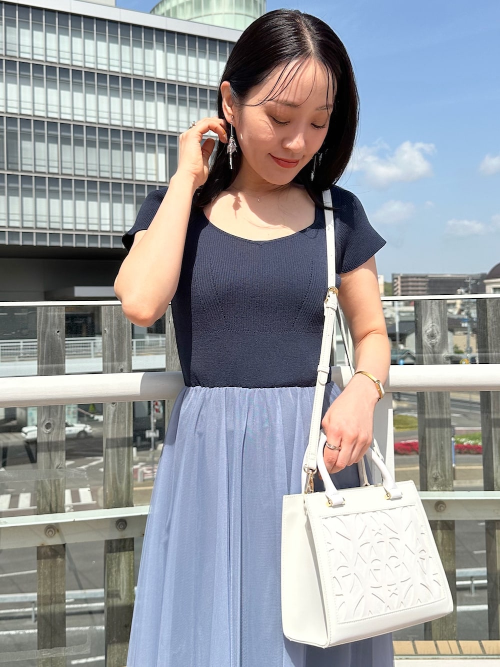 その他のサンダル、ホワイト系のショルダーバッグ、ブルー系のワンピースを着用したレディースの春コーディネートの5枚目の写真