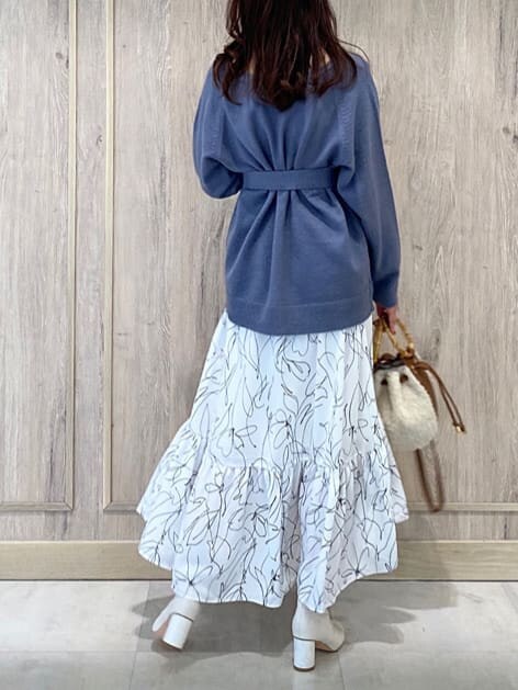 ホワイト系のその他シューズ、ホワイト系のその他アウター、ブルー系のワンピースを着用したレディースの秋コーディネートの6枚目の写真