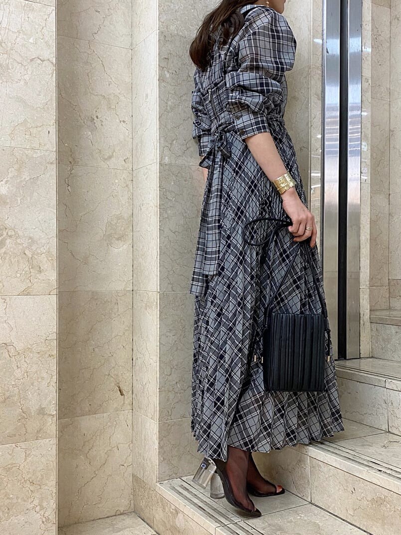 ブラック系のワンピース、ブラウン系のその他シューズ、ブラック系のシャツ/ブラウスを着用したレディースの夏コーディネートの7枚目の写真