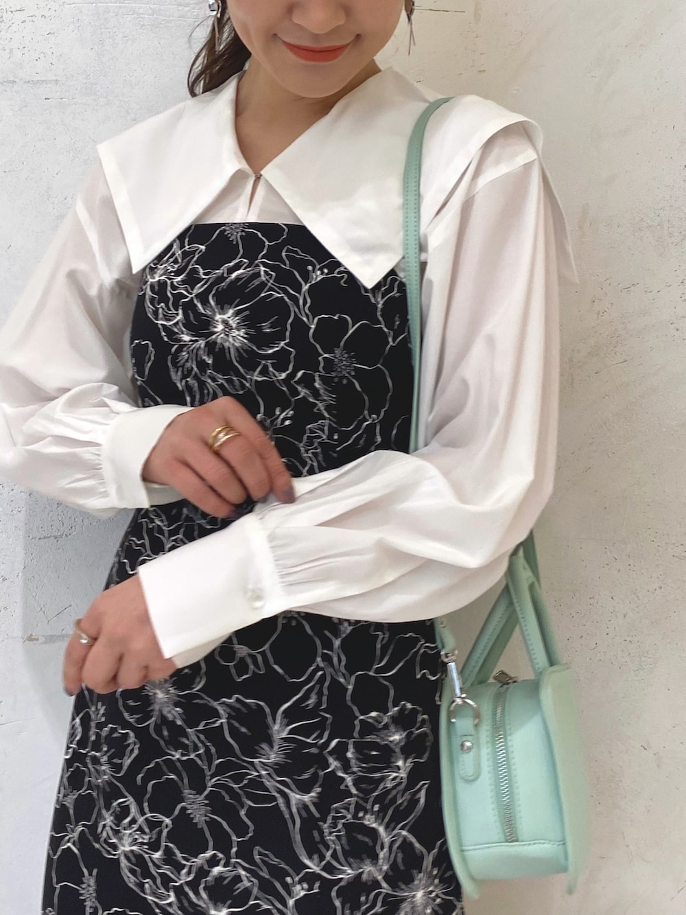 ベージュ系のブーツ、グリーン系のハンドバッグ、その他のワンピースを着用したレディースの冬コーディネートの6枚目の写真