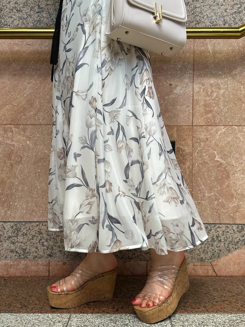 その他のサンダル、ピンク系のショルダーバッグ、ブラック系のワンピースを着用したレディースの春コーディネートの10枚目の写真