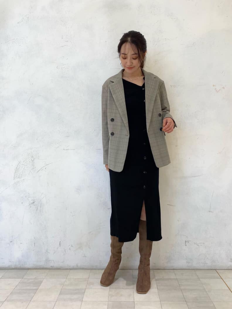 ブラウン系のブーツ、その他のテーラードジャケット、ブラック系のワンピースを着用したレディースの秋コーディネートの2枚目の写真