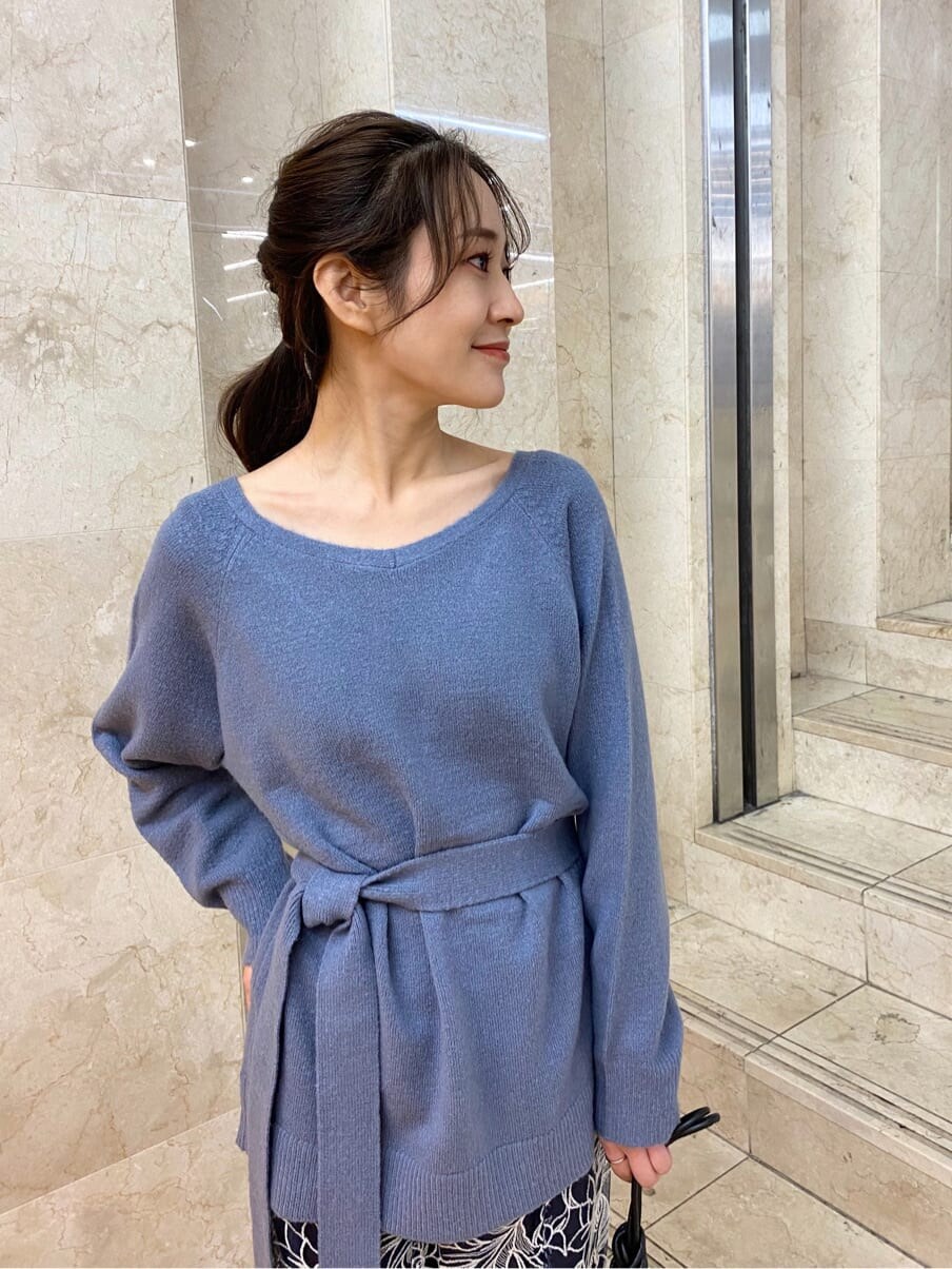 ピンク系のチェスターコート、ブラック系のパンプス、ブラック系のハンドバッグを着用したレディースの秋コーディネートの6枚目の写真