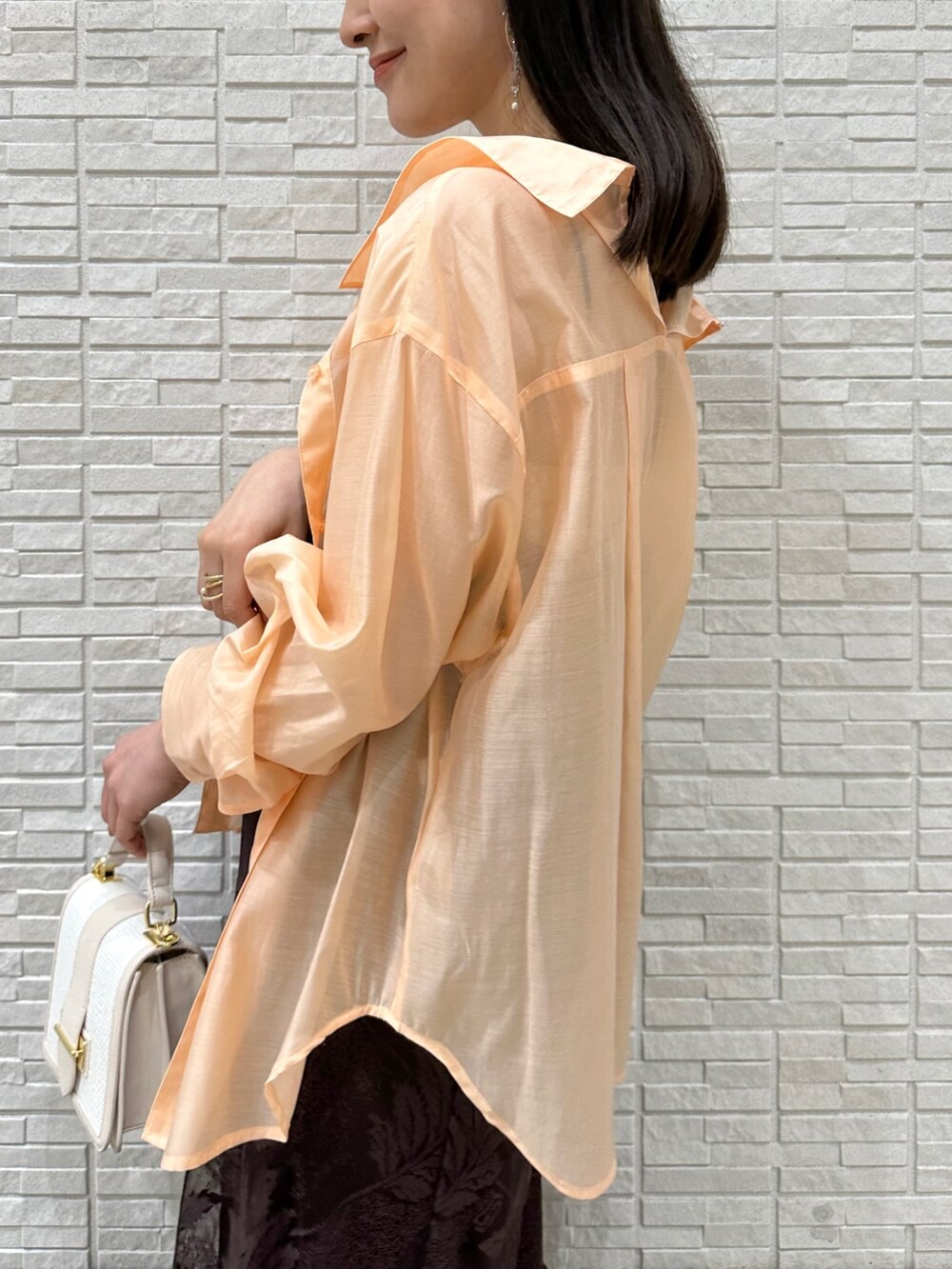「MERCURYDUO(MERCURYDUO)、MERCURYDUO、マーキュリーデュオ(MERCURYDUO)、マーキュリーデュオ、キャミワンピース、ブラウンコーデ、シアーシャツ、オレンジコーデ、キャミワンピ、お出かけコーデ、イエベ」｜「MERCURYDUOのクリアチューブウェッジサンダル（サンダル、その他）」を使った、村岡愛美さん（レディース・162cm）の春コーディネートの6枚目の写真