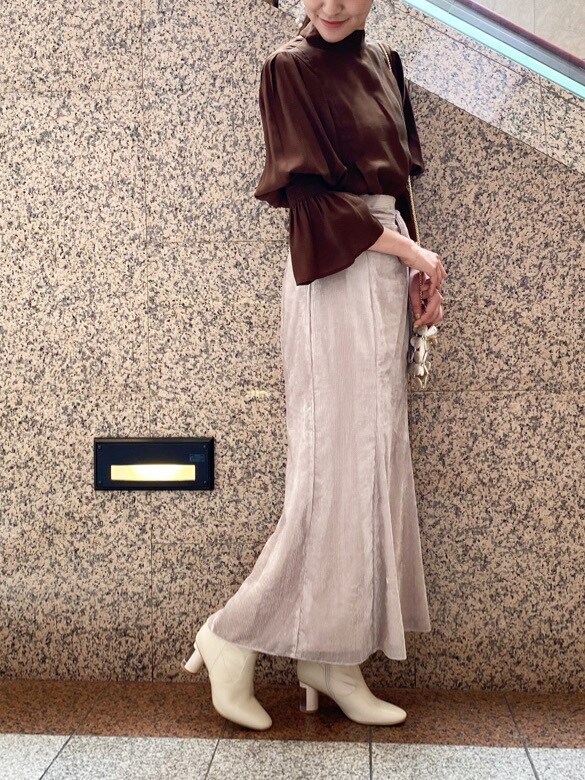 ブラウン系のシャツ/ブラウス、ベージュ系のスカート、ホワイト系のハンドバッグを着用したレディースの夏コーディネートの5枚目の写真