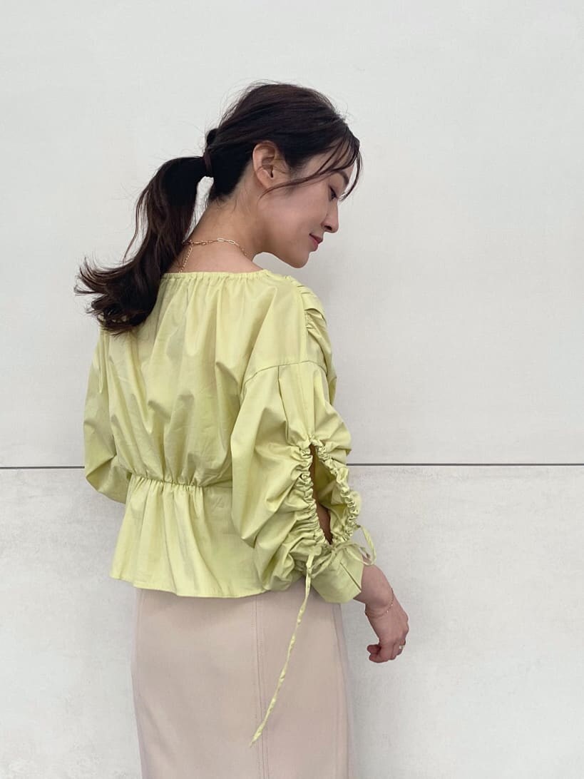 ホワイト系のTシャツ/カットソー、ブラック系のサンダル、イエロー系のシャツ/ブラウスを着用したレディースの春コーディネートの6枚目の写真