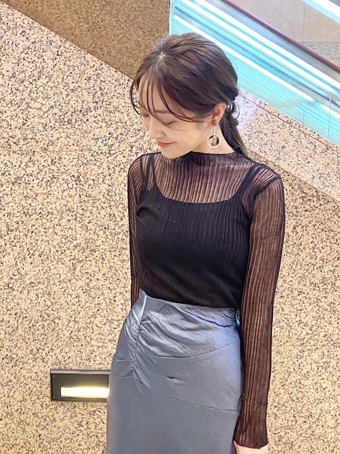 ブラック系のブーツ、ベージュ系のイヤリングを着用したレディースの秋コーディネートの3枚目の写真