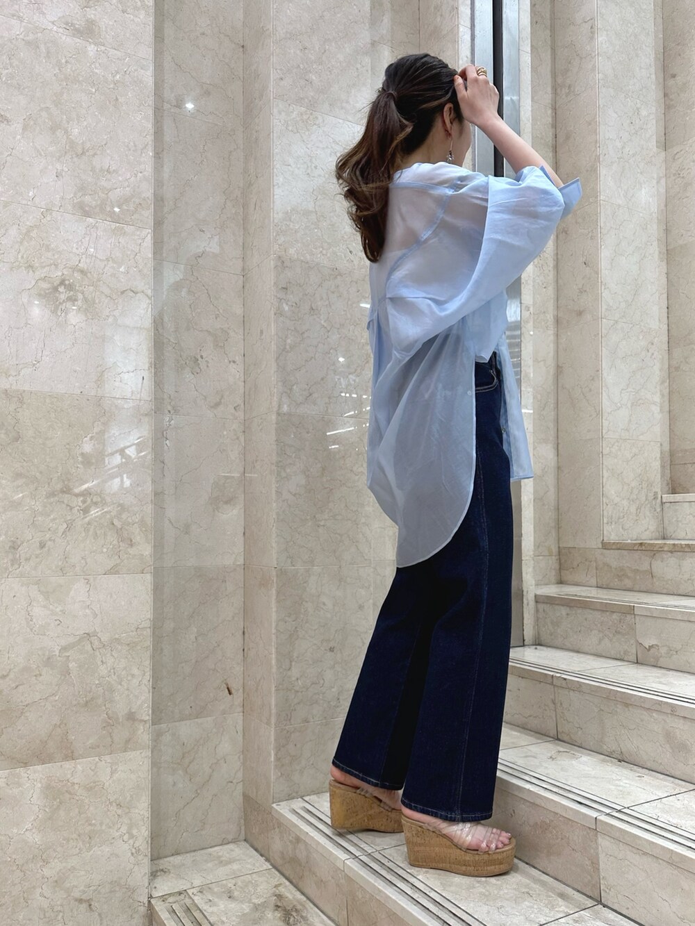 ブルー系のデニムパンツ、その他のサンダル、ホワイト系のキャミソールを着用したレディースの春コーディネートの3枚目の写真