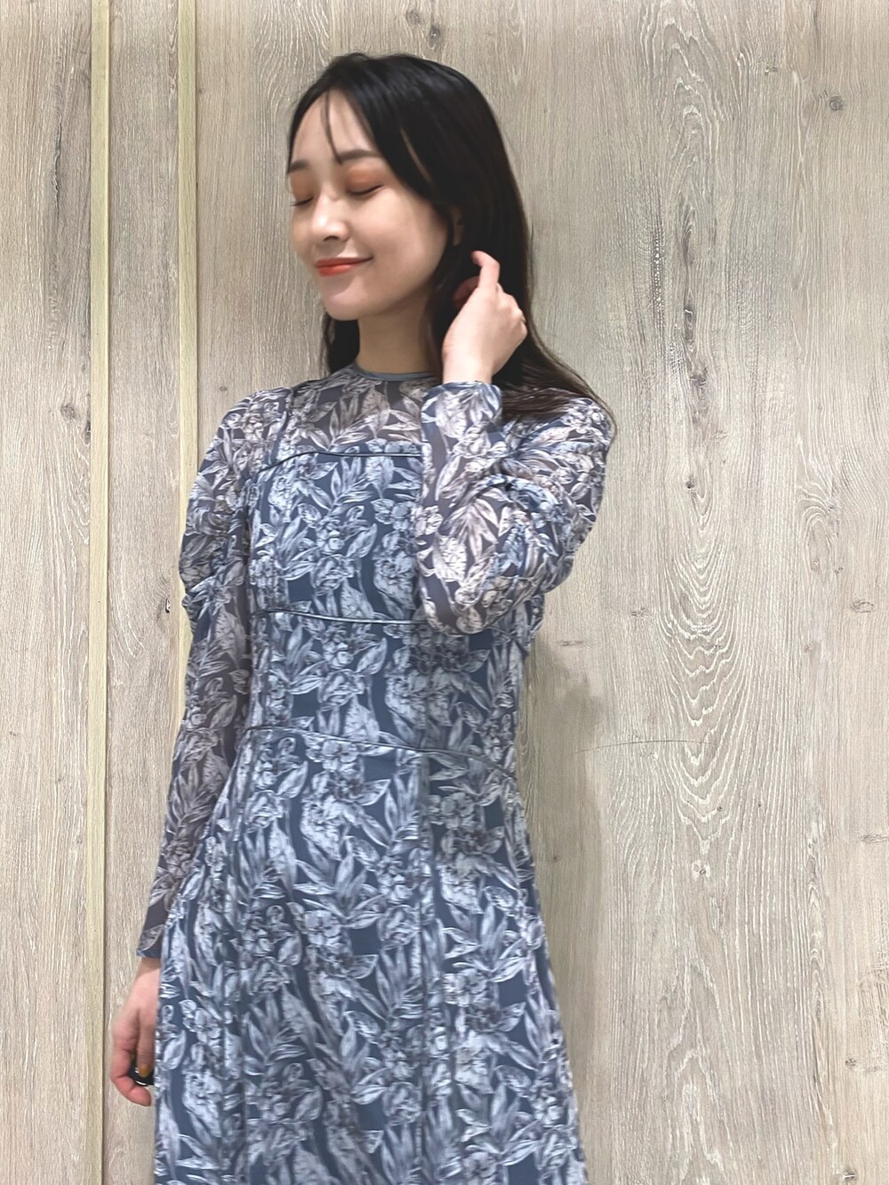 ブラック系のブーツ、グレー系のワンピースを着用したレディースの秋コーディネートの5枚目の写真