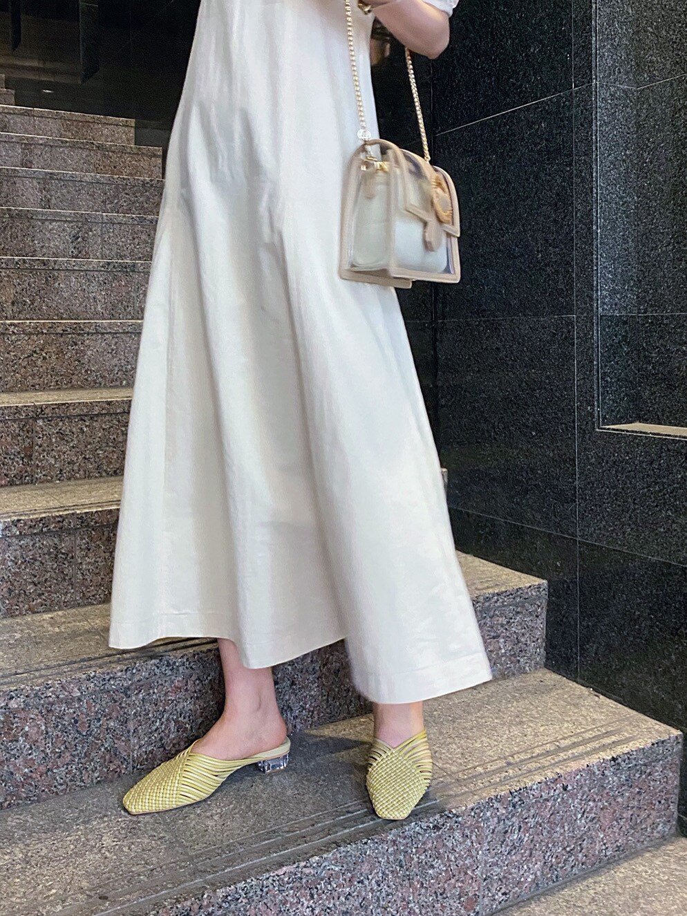 ホワイト系のTシャツ/カットソー、ホワイト系のワンピース、イエロー系のサンダルを着用したレディースの冬コーディネートの3枚目の写真
