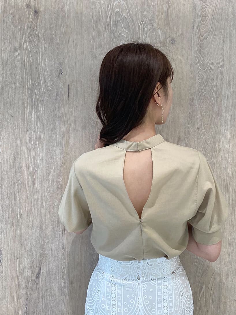 ホワイト系のスカート、ベージュ系のシャツ/ブラウス、ベージュ系のパンプスを着用したレディースの夏コーディネートの6枚目の写真