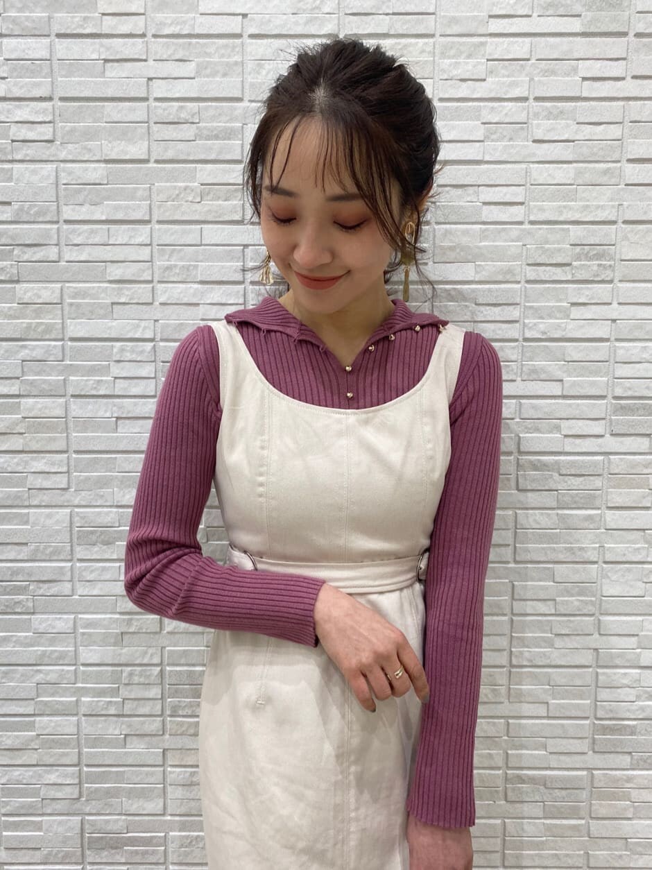 ベージュ系のパンプス、ホワイト系のワンピース、ピンク系のニット/セーターを着用したレディースの冬コーディネートの6枚目の写真