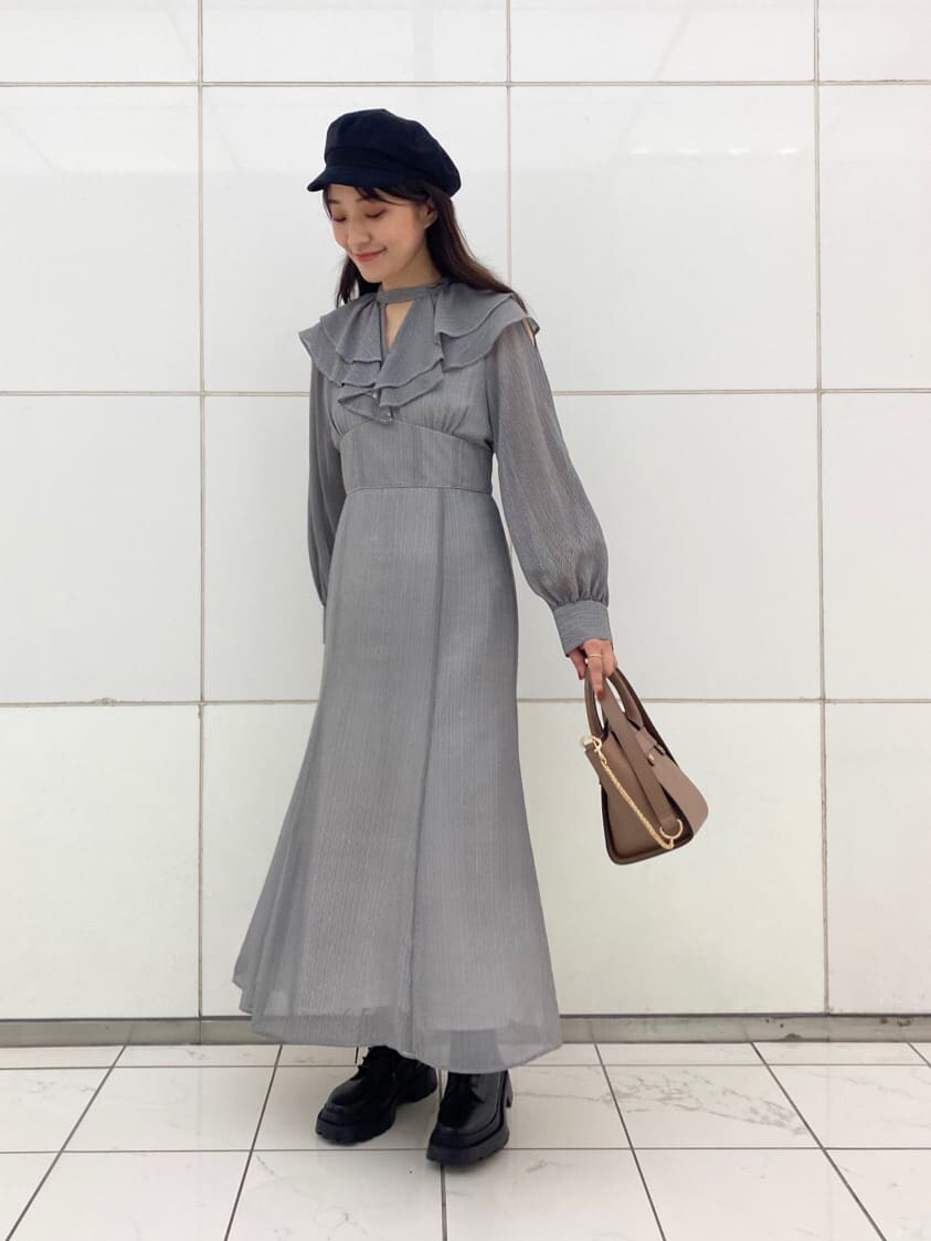 ブラック系のブーツ、ブラウン系のハンドバッグ、ブラック系のワンピースを着用したレディースの夏コーディネートの2枚目の写真