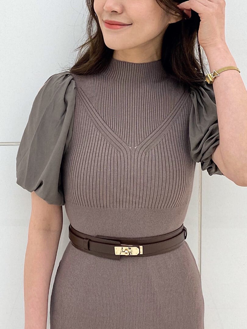 ピンク系のハンドバッグ、ブラウン系のワンピース、ブラウン系のサンダルを着用したレディースの春コーディネートの4枚目の写真