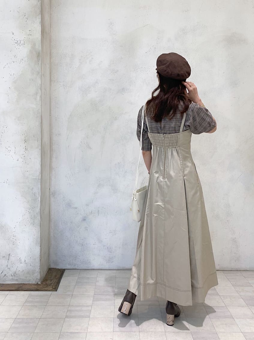 ベージュ系のワンピース、ブラウン系のその他シューズ、ホワイト系のハンドバッグを着用したレディースの夏コーディネートの3枚目の写真