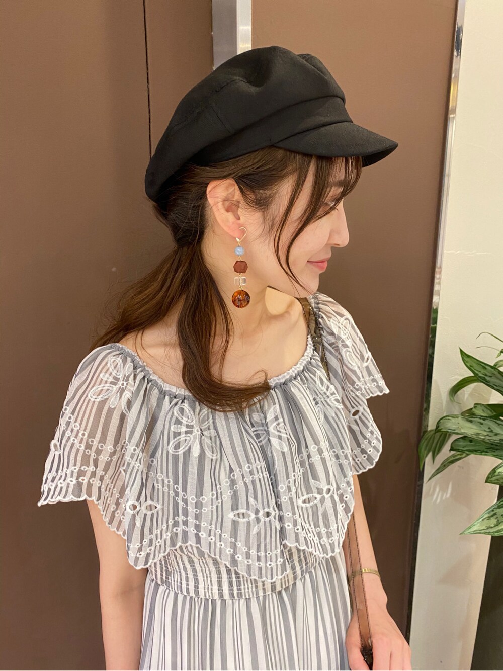 ブラック系のハンドバッグを着用したレディースの夏コーディネートの4枚目の写真