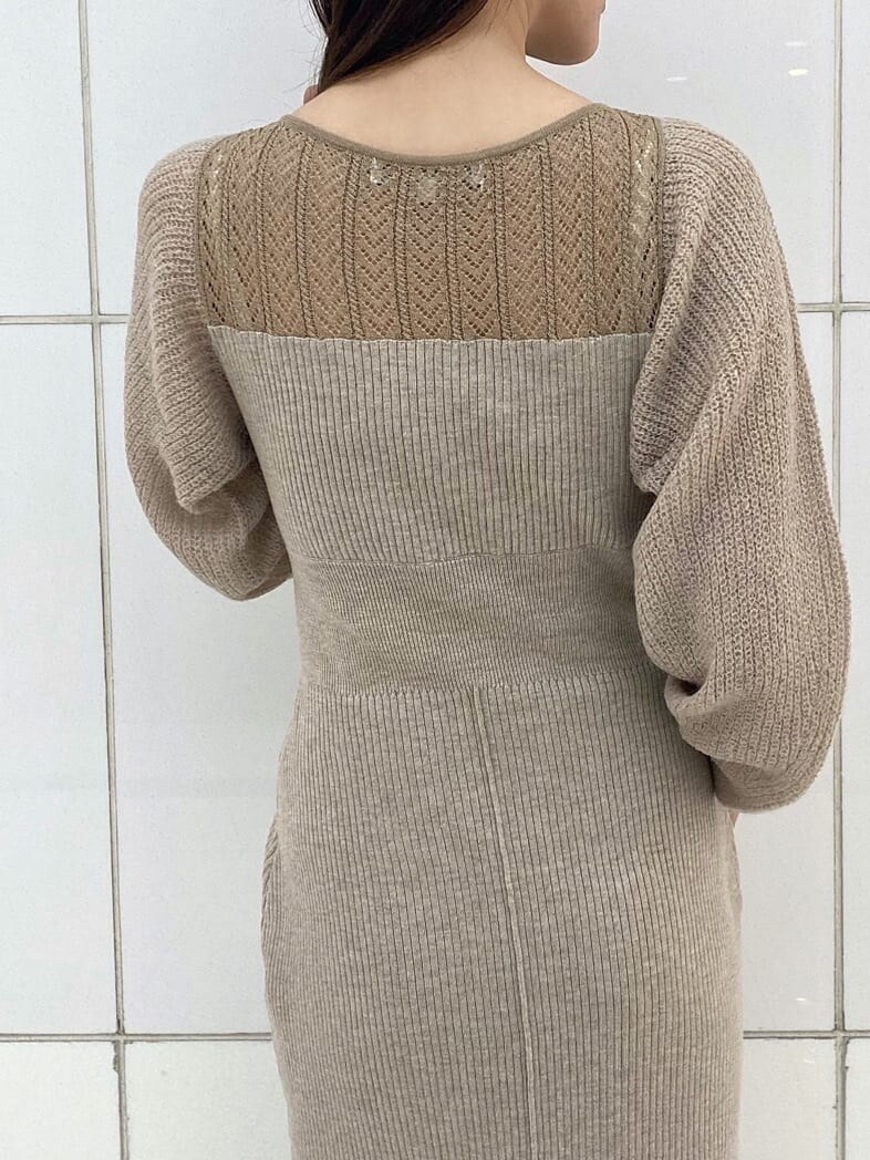 ベージュ系のワンピース、ホワイト系のその他シューズ、ホワイト系のTシャツ/カットソーを着用したレディースの秋コーディネートの6枚目の写真