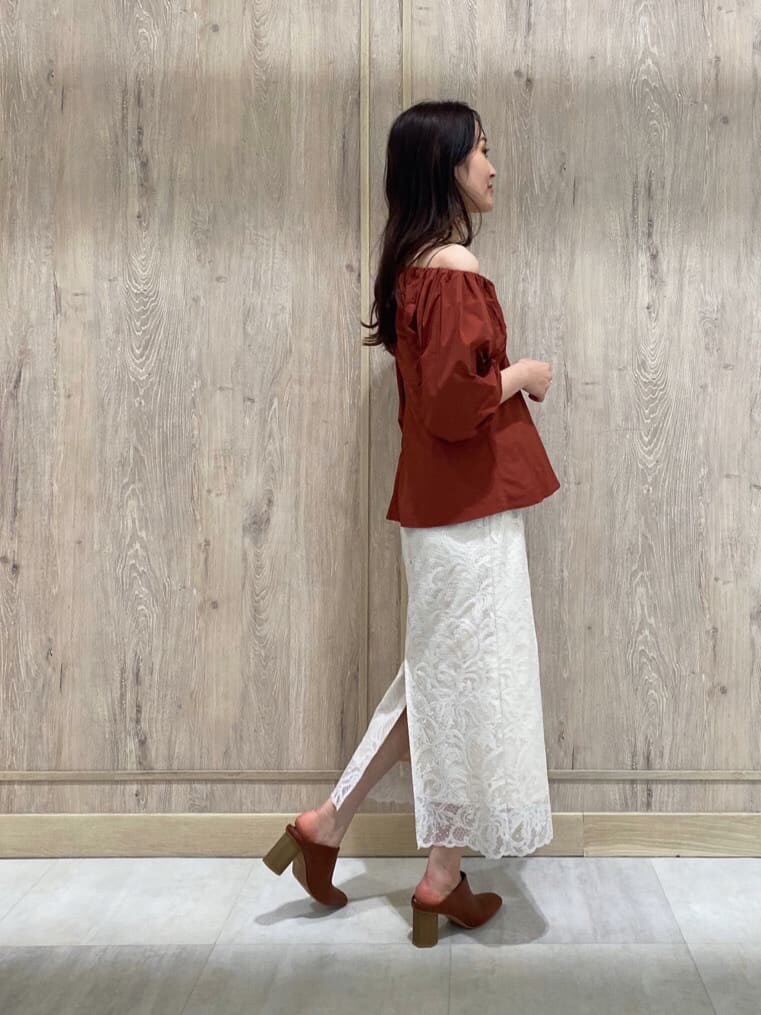 ベージュ系のキャミソール、ブラウン系のサンダル、ブラウン系のシャツ/ブラウスを着用したレディースの夏コーディネートの2枚目の写真