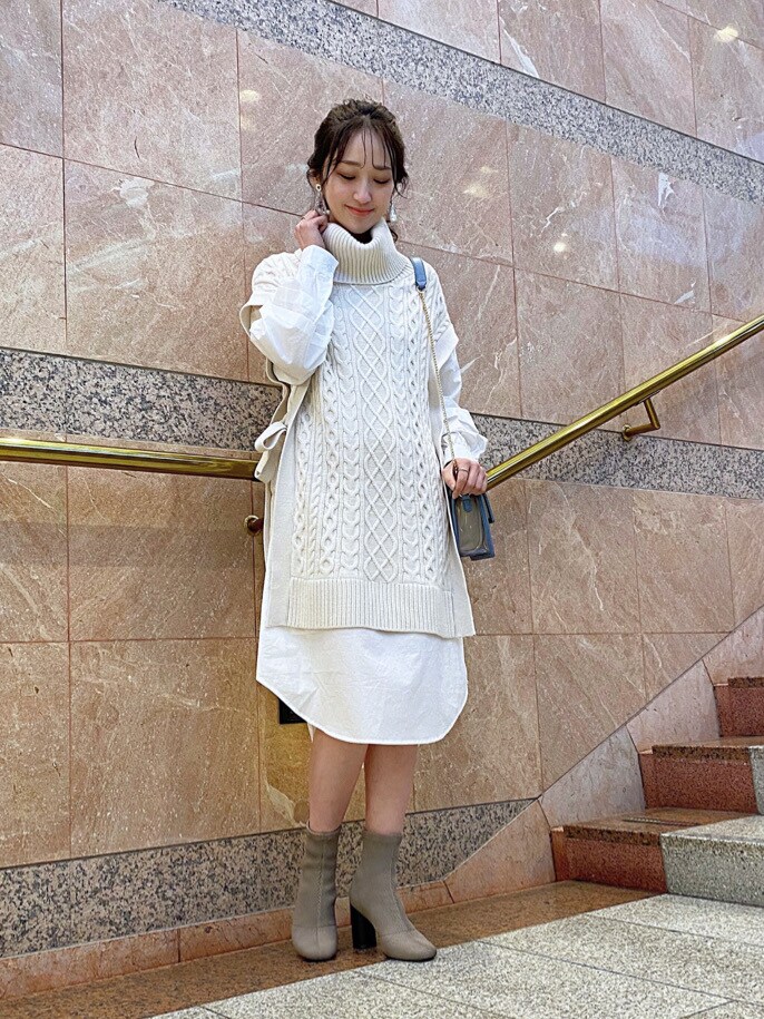 シルバー系のイヤリング、その他のストール/ショールを着用したレディースの冬コーディネートの2枚目の写真