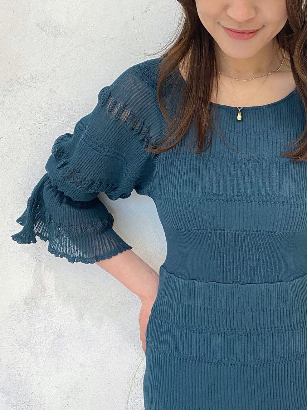 ブラック系のTシャツ/カットソー、グリーン系のワンピース、ホワイト系のその他シューズを着用したレディースの冬コーディネートの4枚目の写真