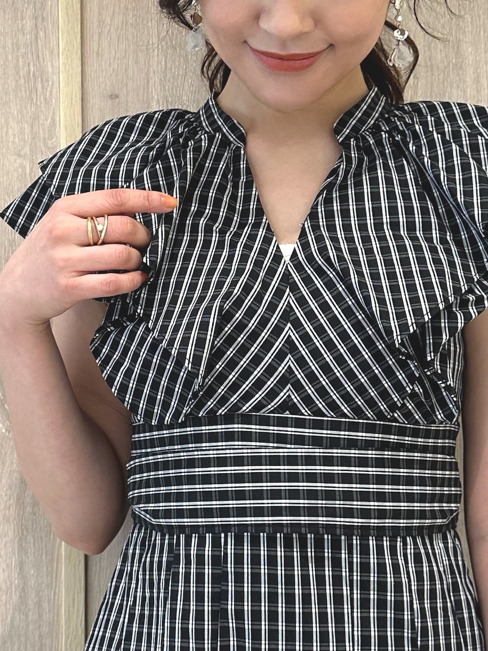 ブラック系のサンダル、その他のワンピース、ホワイト系のチューブトップを着用したレディースの春コーディネートの6枚目の写真