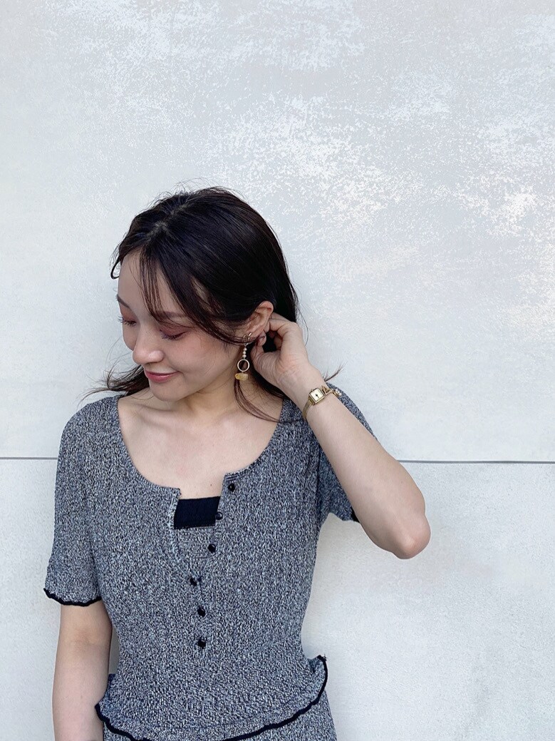 ブラック系のTシャツ/カットソー、イエロー系のテーラードジャケット、その他のワンピースを着用したレディースの春コーディネートの4枚目の写真