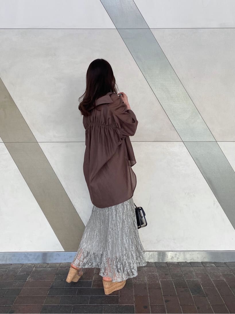 その他のサンダル、ブラック系のショルダーバッグ、ブラック系のキャミソールを着用したレディースの春コーディネートの7枚目の写真