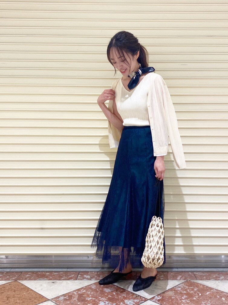 ホワイト系のカーディガン/ボレロ、ブラック系のパンプス、ホワイト系のニット/セーターを着用したレディースの夏コーディネートの4枚目の写真