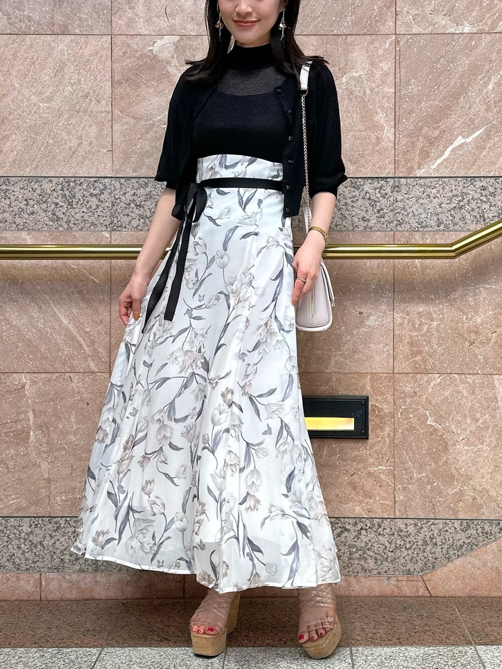 その他のサンダル、ピンク系のショルダーバッグ、ブラック系のワンピースを着用したレディースの春コーディネートの2枚目の写真