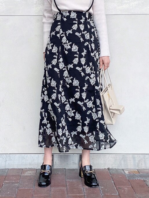 ブラック系のローファー、ブラウン系のトレンチコート、ベージュ系のトートバッグを着用したレディースの冬コーディネートの4枚目の写真