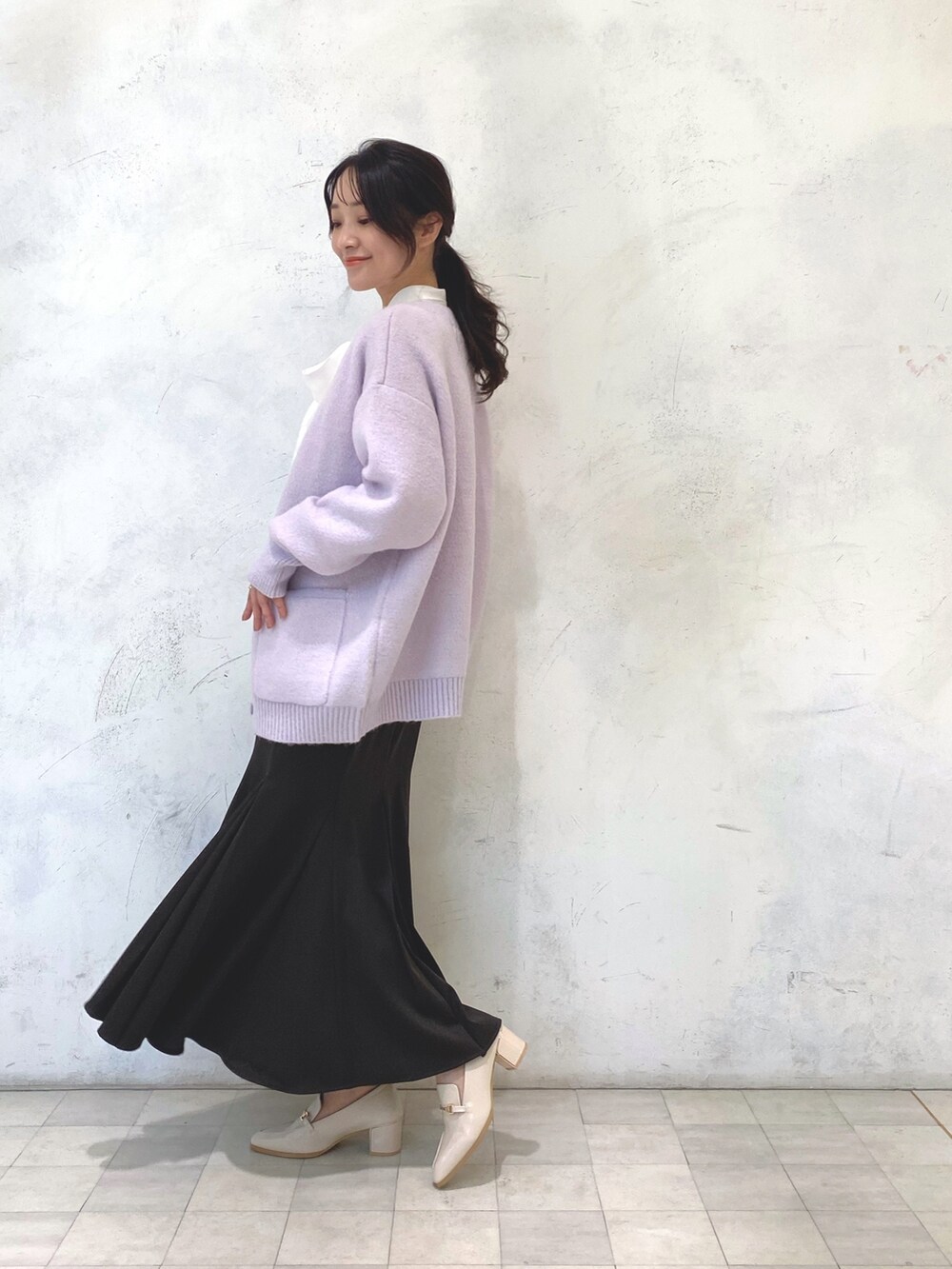 ホワイト系のローファー、パープル系のカーディガン/ボレロ、ブラウン系のスカートを着用したレディースの秋コーディネートの3枚目の写真