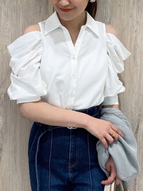 ブラック系のサンダル、ホワイト系のTシャツ/カットソー、ブルー系のデニムパンツを着用したレディースの夏コーディネートの10枚目の写真