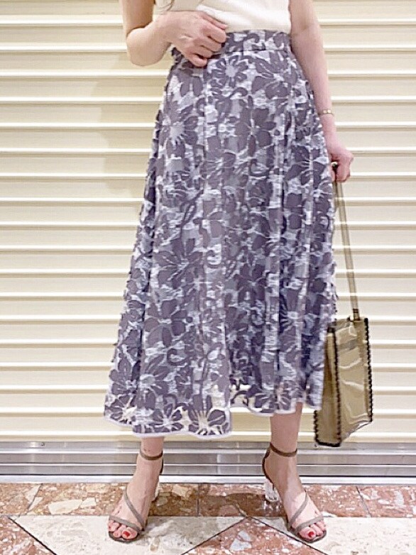 ブラウン系のサンダル、ブラック系のハンドバッグを着用したレディースの夏コーディネートの7枚目の写真