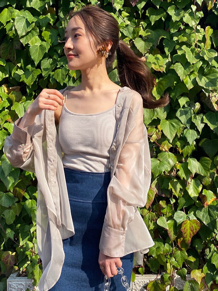 イエロー系のショルダーバッグ、その他のサンダル、ベージュ系のシャツ/ブラウスを着用したレディースの春コーディネートの4枚目の写真