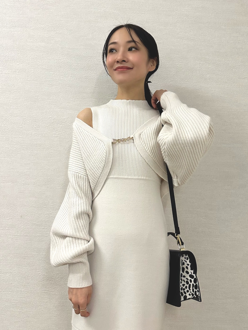 ホワイト系のワンピース、ブラック系のハンドバッグ、ブラック系のローファーを着用したレディースの秋コーディネートの5枚目の写真